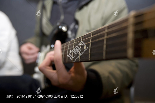 彈吉他