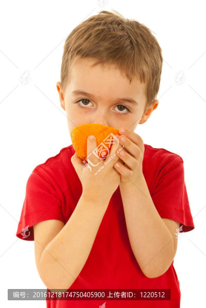 小孩咬橘子