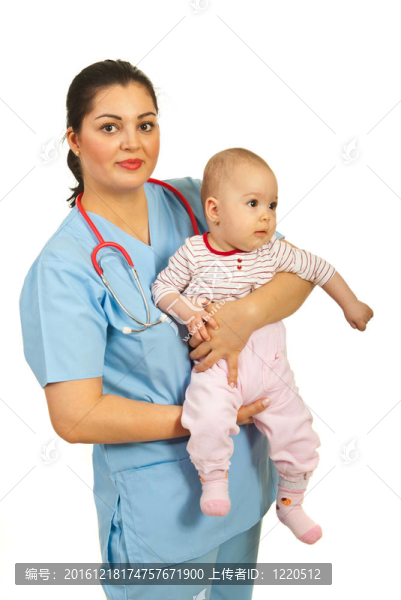 兒科醫(yī)生抱著嬰兒