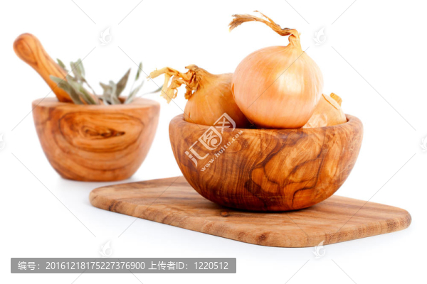 白色背景洋蔥的新鮮球莖