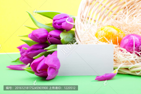 帶有空白卡片和復(fù)活節(jié)彩蛋的郁金香花束