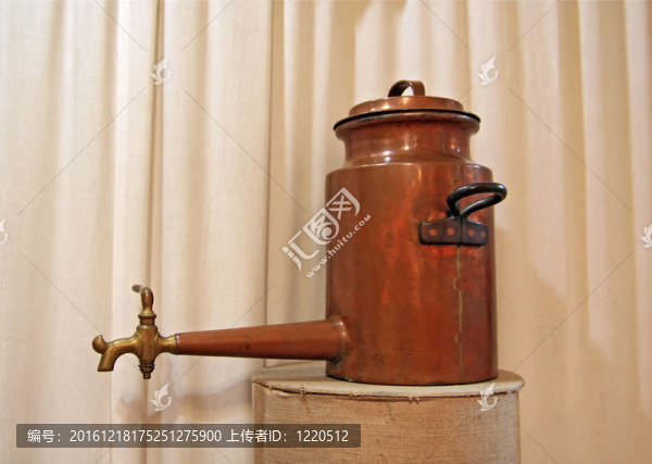 站銅茶壺