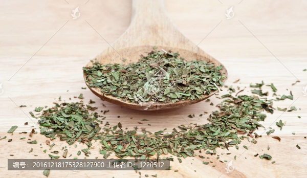 切碎的龍蒿葉木勺子與選擇性聚焦