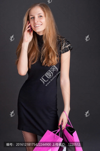 一個快樂的女孩購物袋后