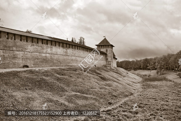 小山丘上的古代堡壘