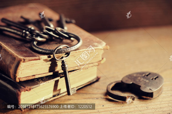 舊書上的舊鑰匙；古董背景