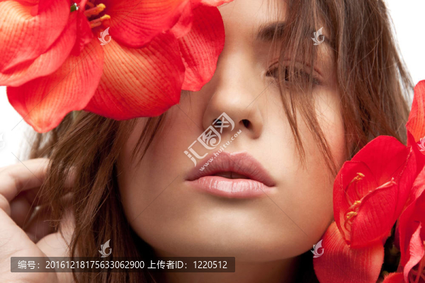 可愛的女人與紅花