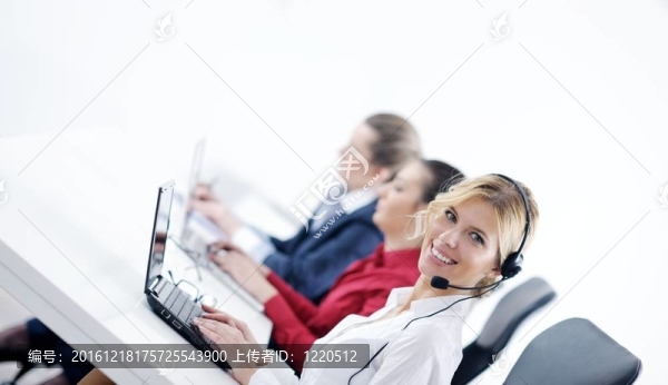 帶耳機的商務(wù)女性組
