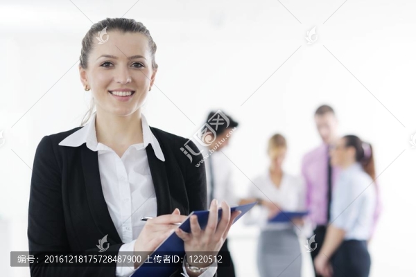 商界婦女與她的工作人員在后臺(tái)