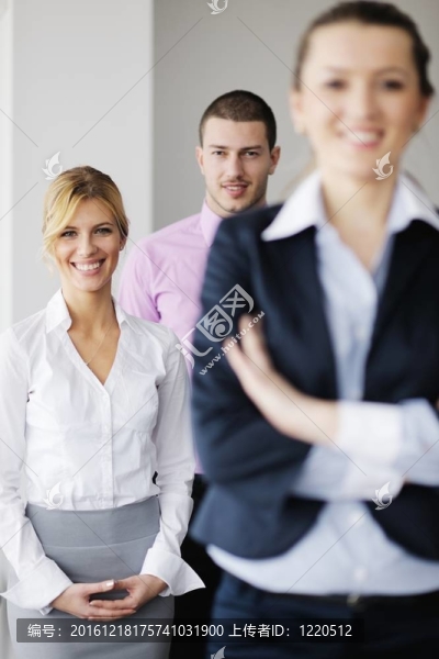 商界婦女與她的工作人員在后臺(tái)