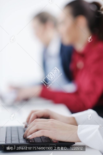 帶耳機的商務女性組