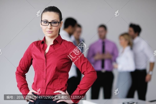 商界婦女與她的工作人員在后臺