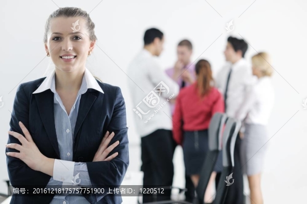 商界婦女與她的工作人員在后臺