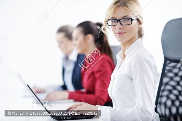 帶耳機的商務(wù)女性組