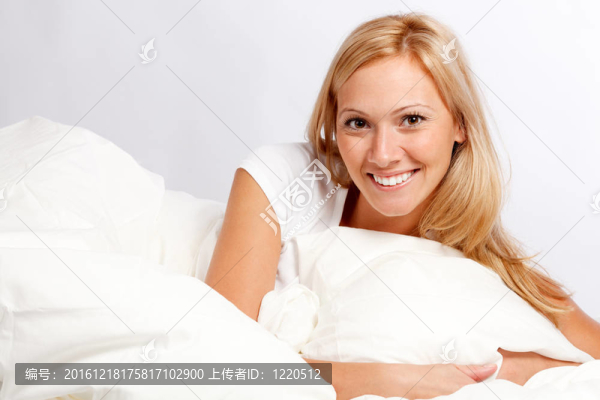 躺在床上的年輕女人。