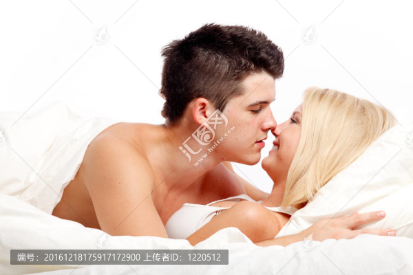 愛(ài)恩愛(ài)的異性情侶床上。