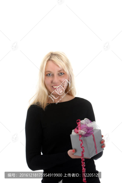 可愛的女人抱著一個小禮物