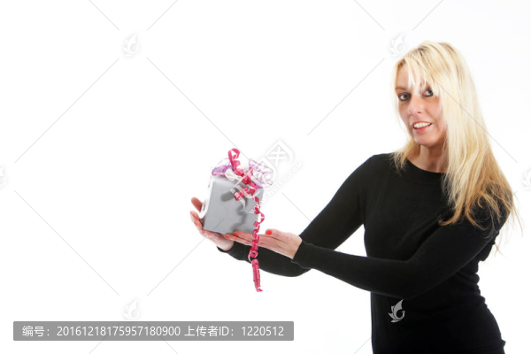 可愛(ài)的女人抱著一個(gè)小禮物