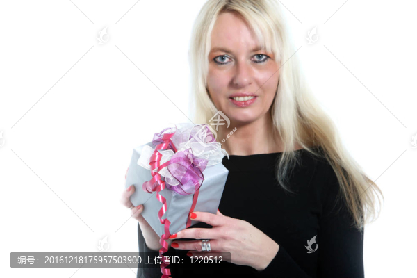 可愛的女人抱著一個小禮物