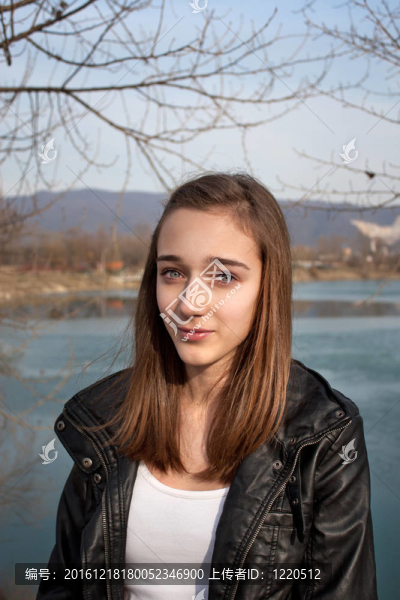 穿黑色皮夾克的少女