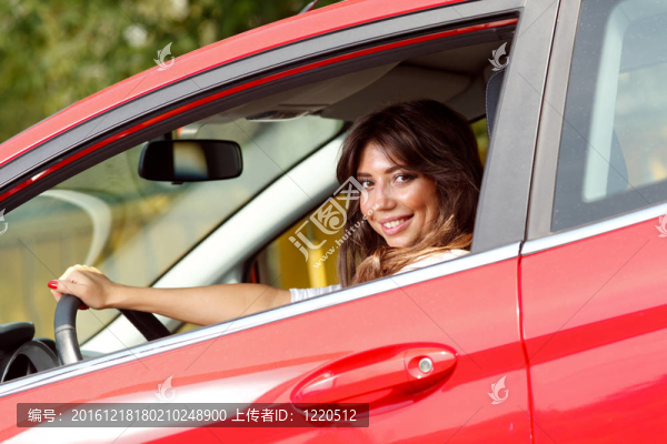 紅色轎車?yán)锏哪贻p漂亮女人