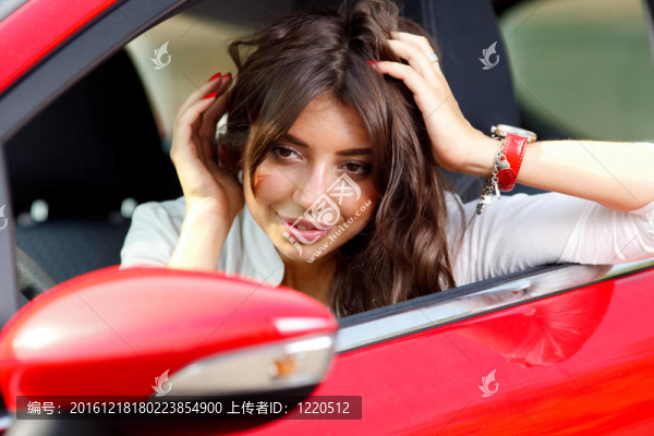 紅色轎車?yán)锏哪贻p漂亮女人