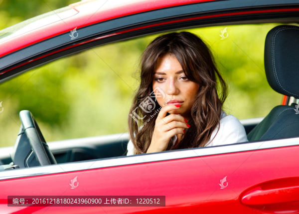 紅色轎車?yán)锏哪贻p漂亮女人