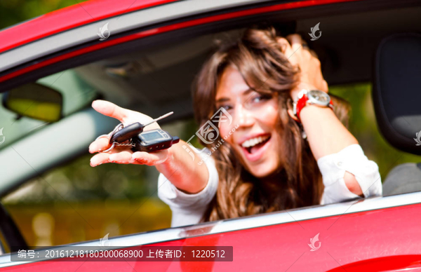 漂亮的年輕女子在新車與鑰匙