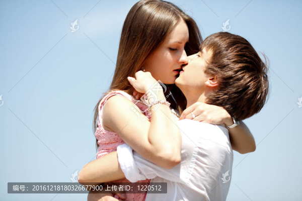 接吻的情侶