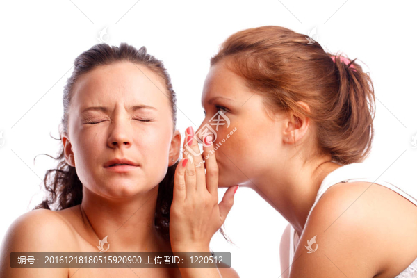 年輕女人對她的朋友耳語。