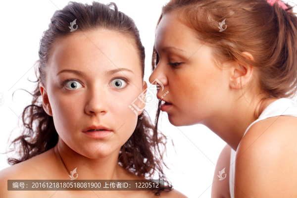 年輕女人對她的朋友耳語。