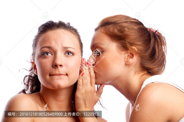 年輕女人對(duì)她的朋友耳語(yǔ)。