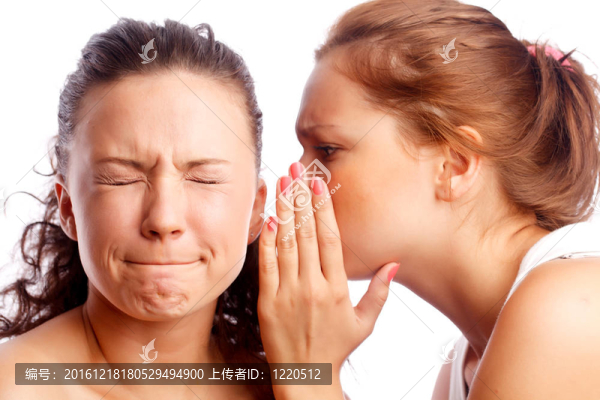 年輕的女人，她friemnd耳語。