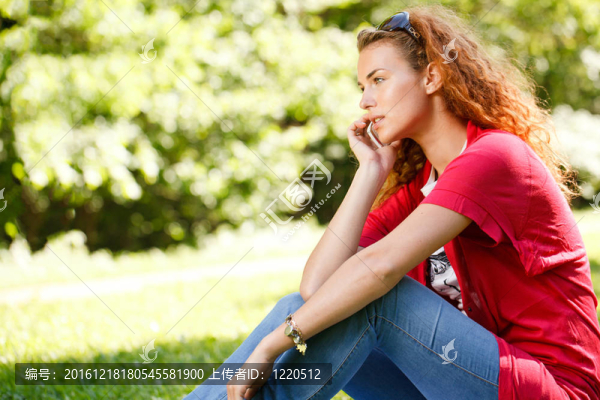 女人在公園里打電話