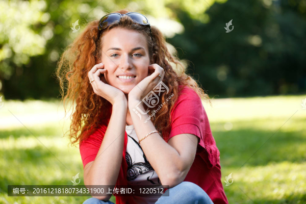 公園里坐在草地上的女人