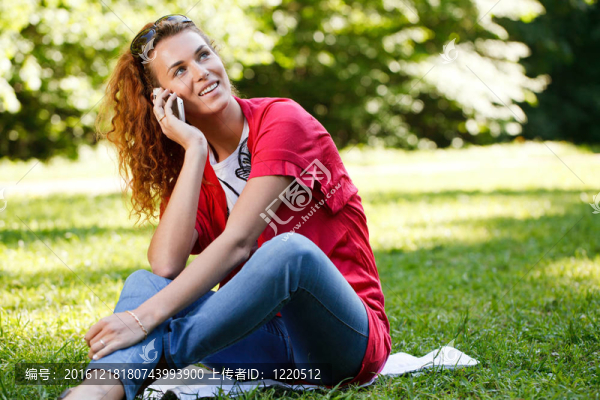 女人在公園里打電話