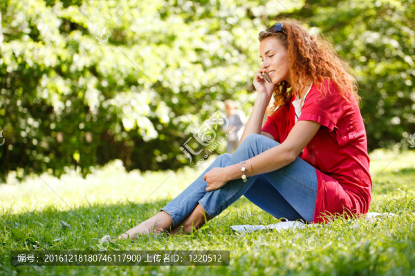 女人在公園里打電話