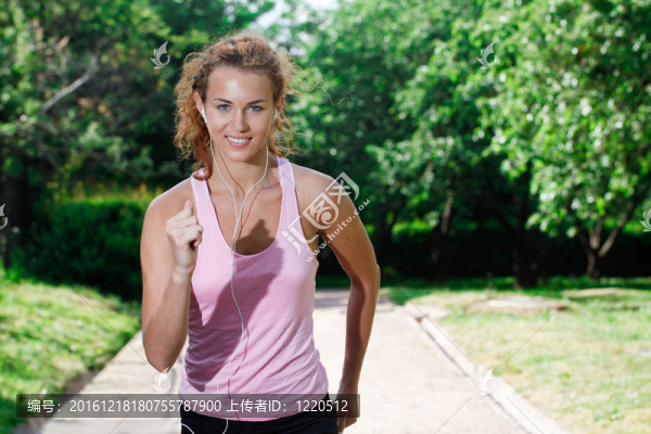 在公園里跑步的女人。
