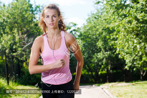 在公園里跑步的女人。