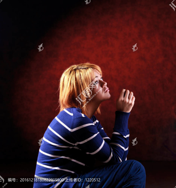坐在凳子上的女孩