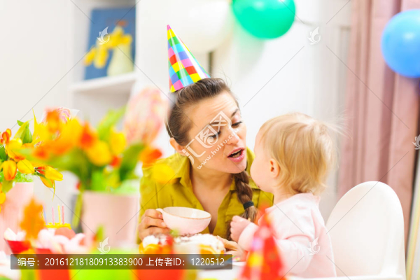 母親慶祝她孩子的第一個(gè)生日
