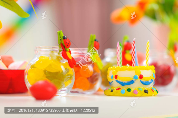 餐桌上的嬰兒的生日聚會裝飾特寫