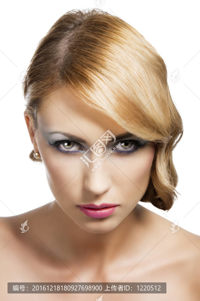 金發(fā)女孩的肖像；她有一種吸引人的眼睛