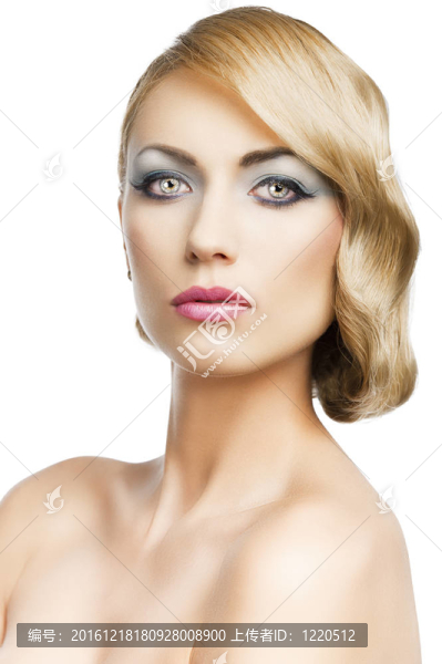 金發(fā)女孩的肖像；她看著鏡頭；她看起來