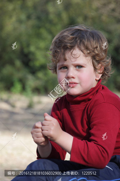 穿紅背心的少年