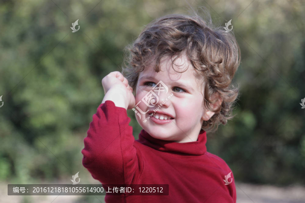 穿紅背心的少年