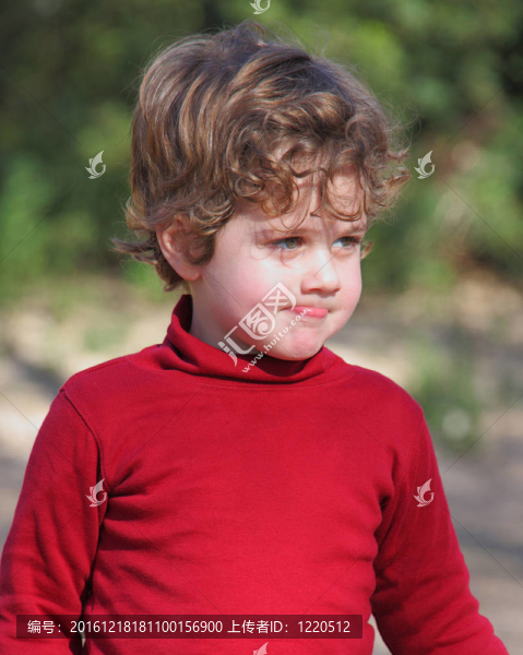 穿紅背心的少年