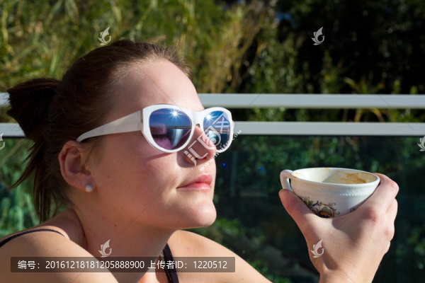 女人在戶(hù)外喝一杯咖啡