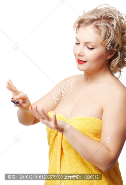 檢查指甲的女人