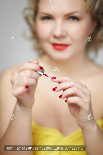 女人化妝美甲
